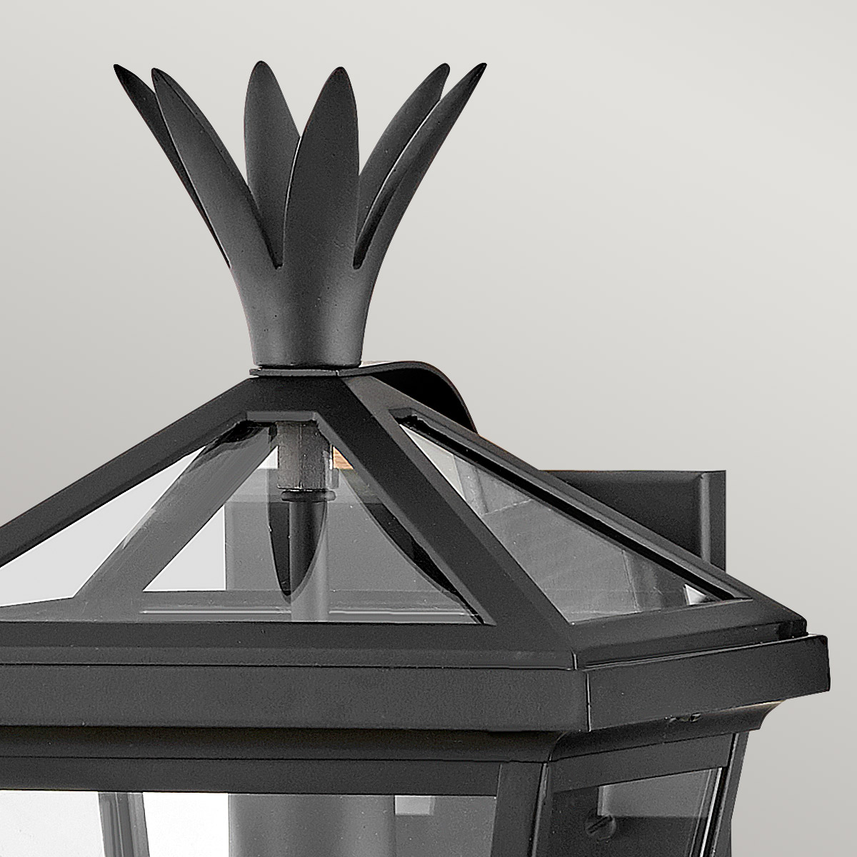Palma Zwart buitenlamp Van Elstead Lighting - Palma is gemaakt van aluminium met helder glas en is daardoor duurzaam en heeft een vleugje ouderwetse charme.