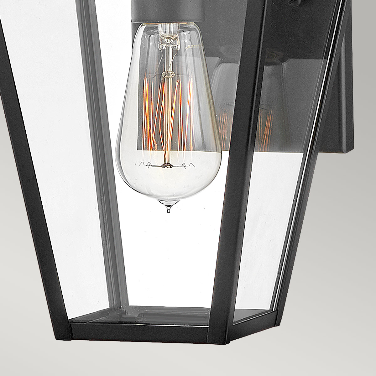 Palma Zwart buitenlamp Van Elstead Lighting - Palma is gemaakt van aluminium met helder glas en is daardoor duurzaam en heeft een vleugje ouderwetse charme.
