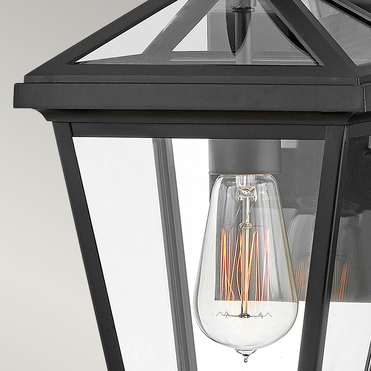 Palma Zwart buitenlamp Van Elstead Lighting - Palma is gemaakt van aluminium met helder glas en is daardoor duurzaam en heeft een vleugje ouderwetse charme.