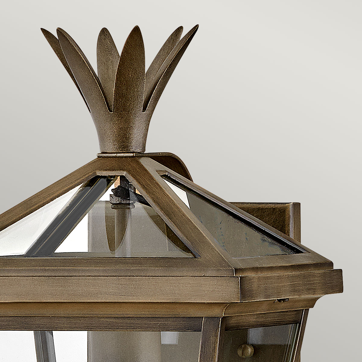 Palma Bronzen buitenlamp Van Elstead Lighting - Palma is gemaakt van aluminium met helder glas en is daardoor duurzaam en heeft een vleugje ouderwetse charme.