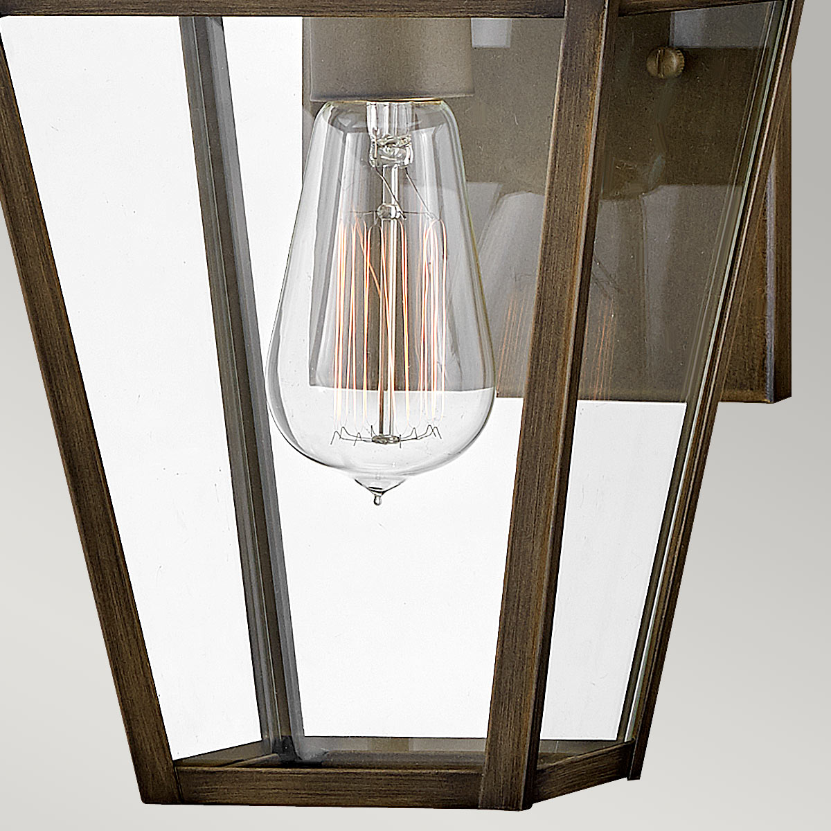 Palma Bronzen buitenlamp Van Elstead Lighting - Palma is gemaakt van aluminium met helder glas en is daardoor duurzaam en heeft een vleugje ouderwetse charme.
