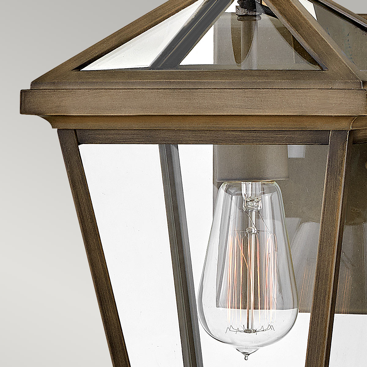 Palma Bronzen buitenlamp Van Elstead Lighting - Palma is gemaakt van aluminium met helder glas en is daardoor duurzaam en heeft een vleugje ouderwetse charme.