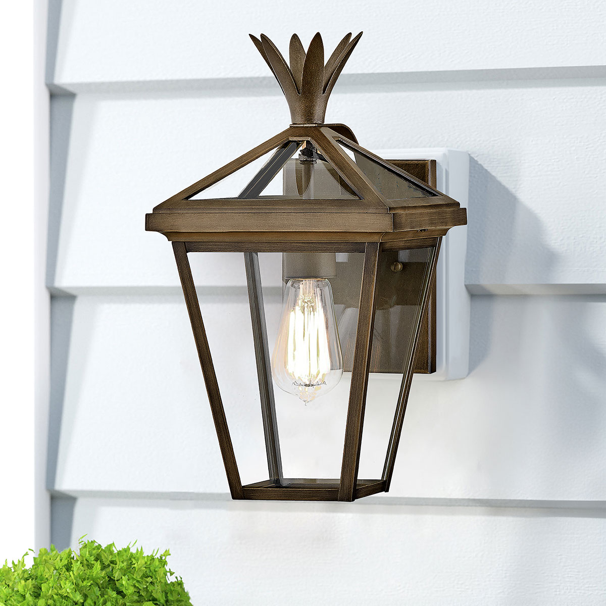 Palma Bronzen buitenlamp Van Elstead Lighting - Palma is gemaakt van aluminium met helder glas en is daardoor duurzaam en heeft een vleugje ouderwetse charme.