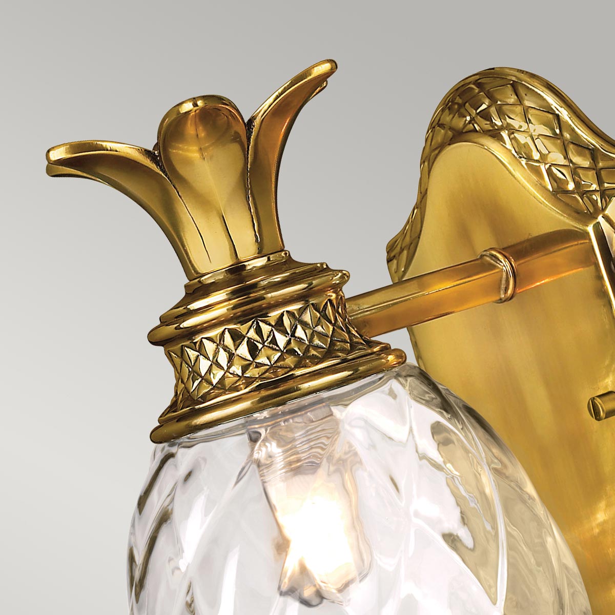Plantation Ø12 Messing badkamerlamp Van Elstead Lighting - Het verfijnde metaalwerk van gepolijst messing wordt aangevuld met bladachtige en decoratieve details die een luxueuze uitstraling creëren.