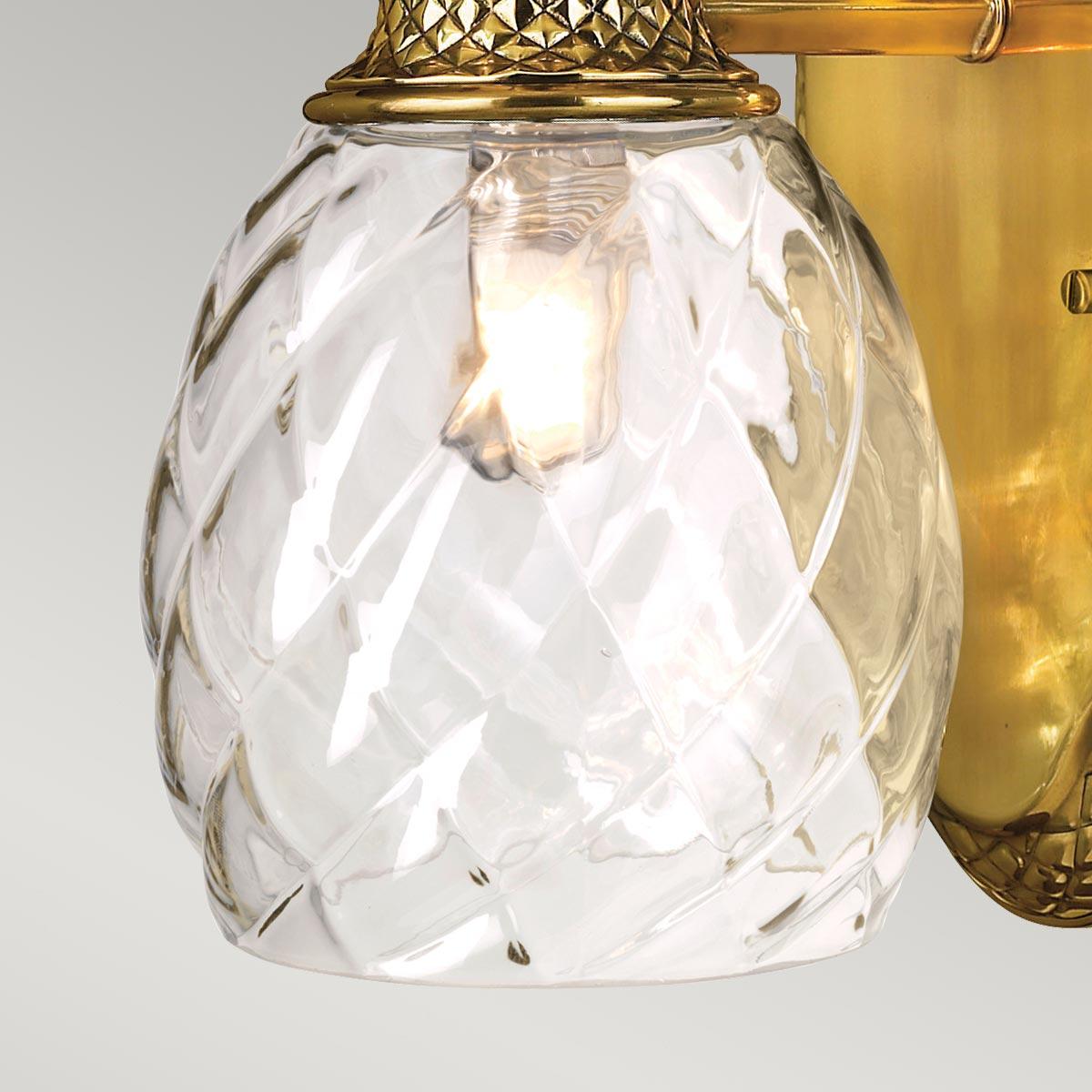 Plantation Ø12 Messing badkamerlamp Van Elstead Lighting - Het verfijnde metaalwerk van gepolijst messing wordt aangevuld met bladachtige en decoratieve details die een luxueuze uitstraling creëren.
