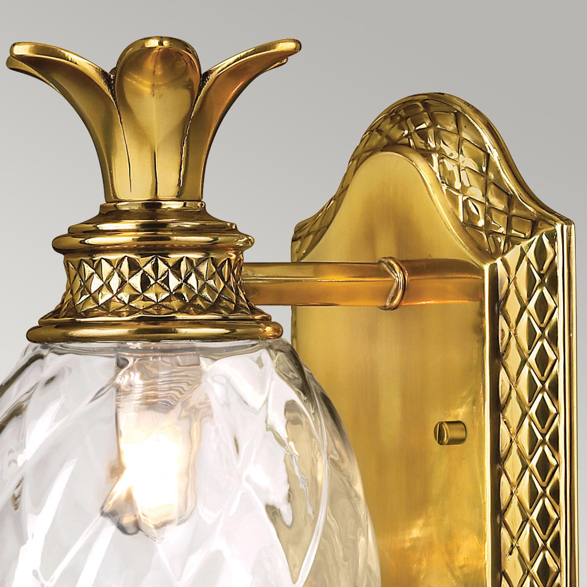 Plantation Ø12 Messing badkamerlamp Van Elstead Lighting - Het verfijnde metaalwerk van gepolijst messing wordt aangevuld met bladachtige en decoratieve details die een luxueuze uitstraling creëren.