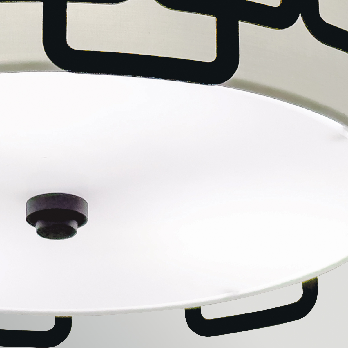 Sabina Ø38 Zwart plafondlamp Van Elstead Lighting - De geometrische constructie van zwart staal cre&euml;ert een stijlvol patroon rond de cr&egrave;mekleurige textielen kap en geeft de lamp een modern karakter.