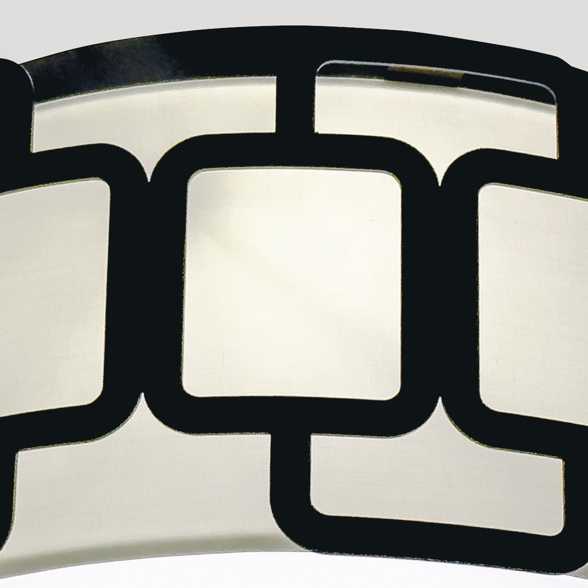 Sabina Ø38 Zwart plafondlamp Van Elstead Lighting - De geometrische constructie van zwart staal cre&euml;ert een stijlvol patroon rond de cr&egrave;mekleurige textielen kap en geeft de lamp een modern karakter.