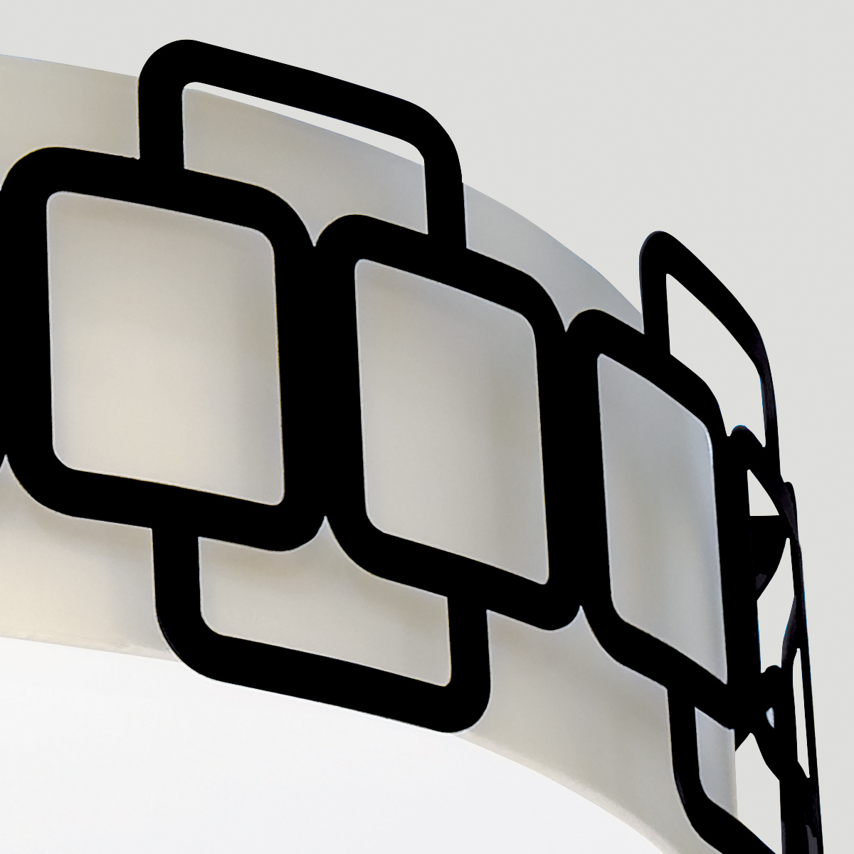 Sabina Ø57 Zwart plafondlamp Van Elstead Lighting - De geometrische constructie van zwart staal cre&euml;ert een stijlvol patroon rond de cr&egrave;mekleurige textielen kap en geeft de lamp een modern karakter.