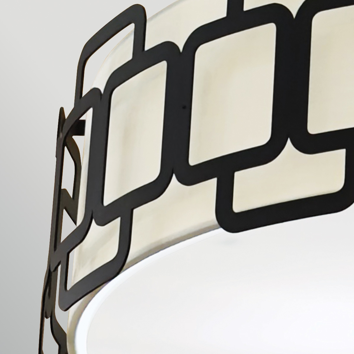 Sabina Ø57 Zwart hanglamp Van Elstead Lighting - De geometrische constructie van zwart staal cre&euml;ert een stijlvol patroon rond de cr&egrave;mekleurige textielen kap en geeft de lamp een modern karakter.