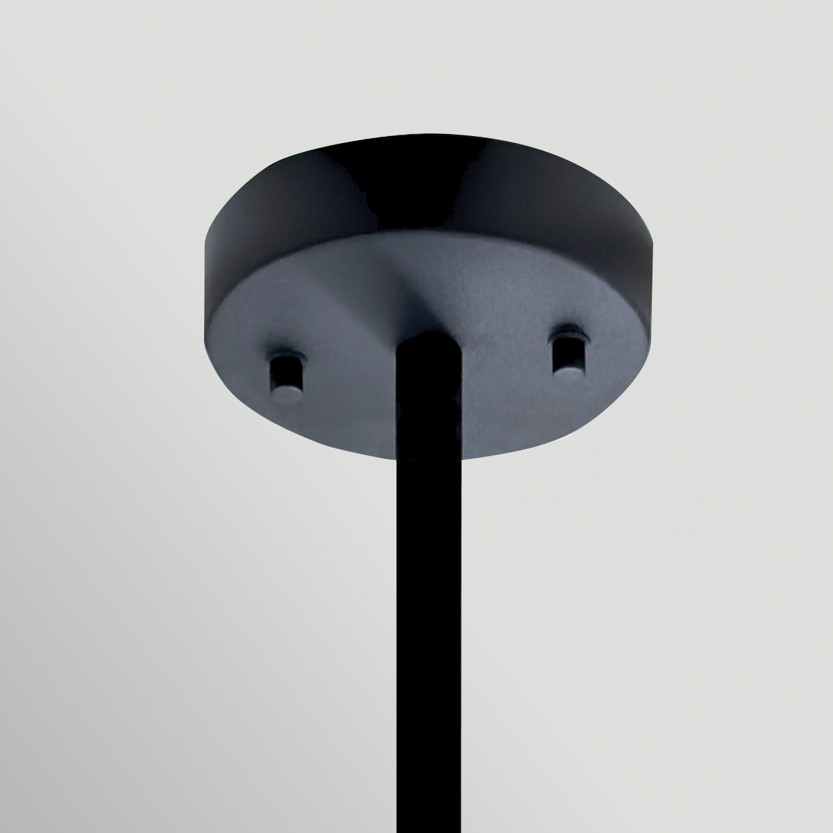 Sabina Ø57 Zwart hanglamp Van Elstead Lighting - De geometrische constructie van zwart staal cre&euml;ert een stijlvol patroon rond de cr&egrave;mekleurige textielen kap en geeft de lamp een modern karakter.