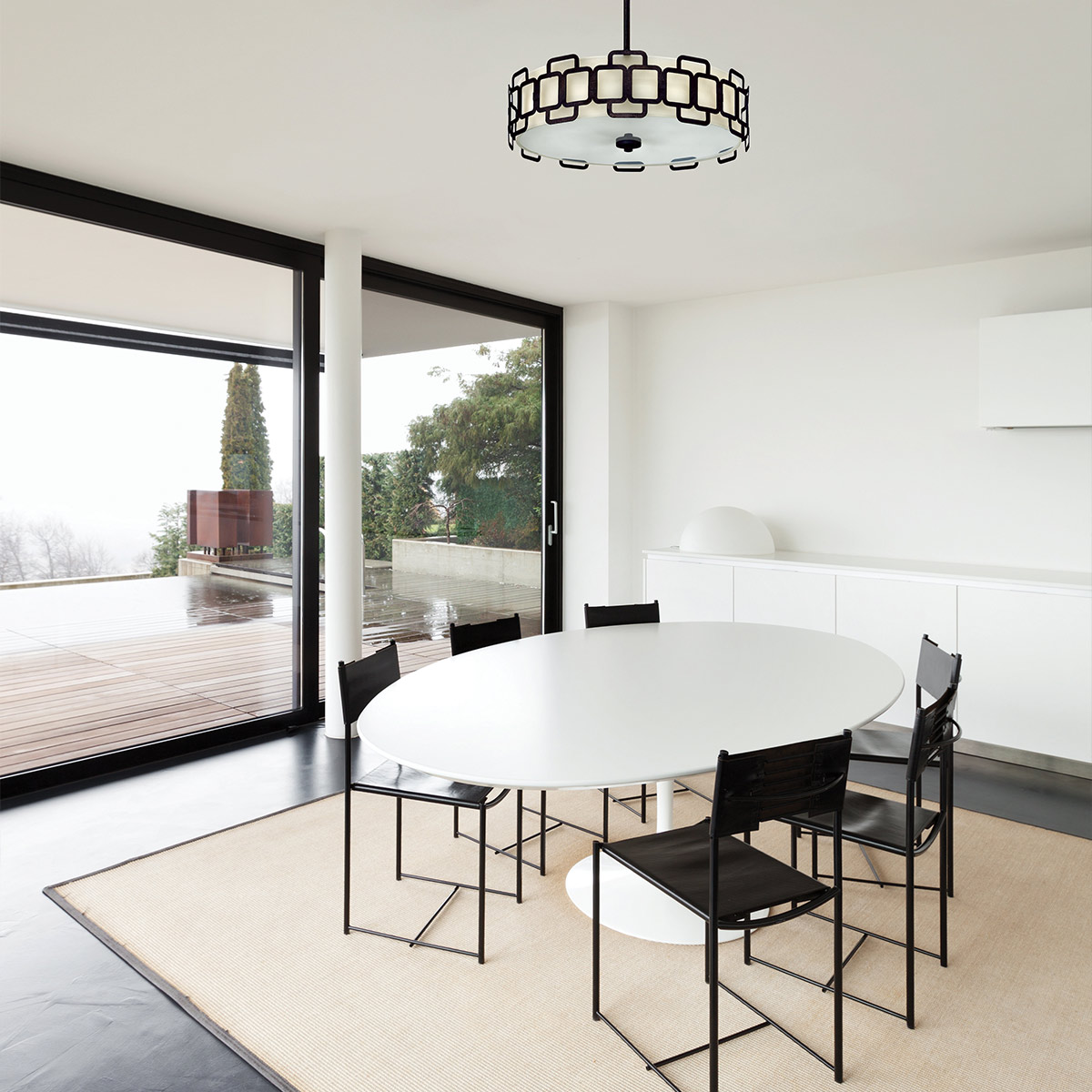Sabina Ø57 Zwart hanglamp Van Elstead Lighting - De geometrische constructie van zwart staal cre&euml;ert een stijlvol patroon rond de cr&egrave;mekleurige textielen kap en geeft de lamp een modern karakter.