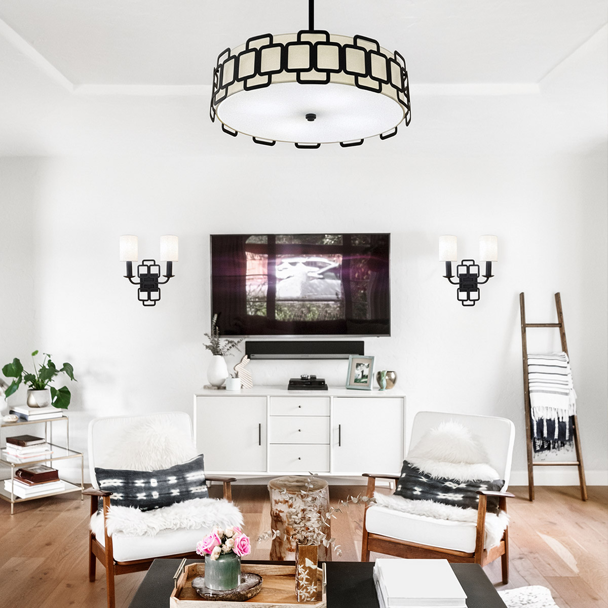 Sabina Ø57 Zwart hanglamp Van Elstead Lighting - De geometrische constructie van zwart staal cre&euml;ert een stijlvol patroon rond de cr&egrave;mekleurige textielen kap en geeft de lamp een modern karakter.