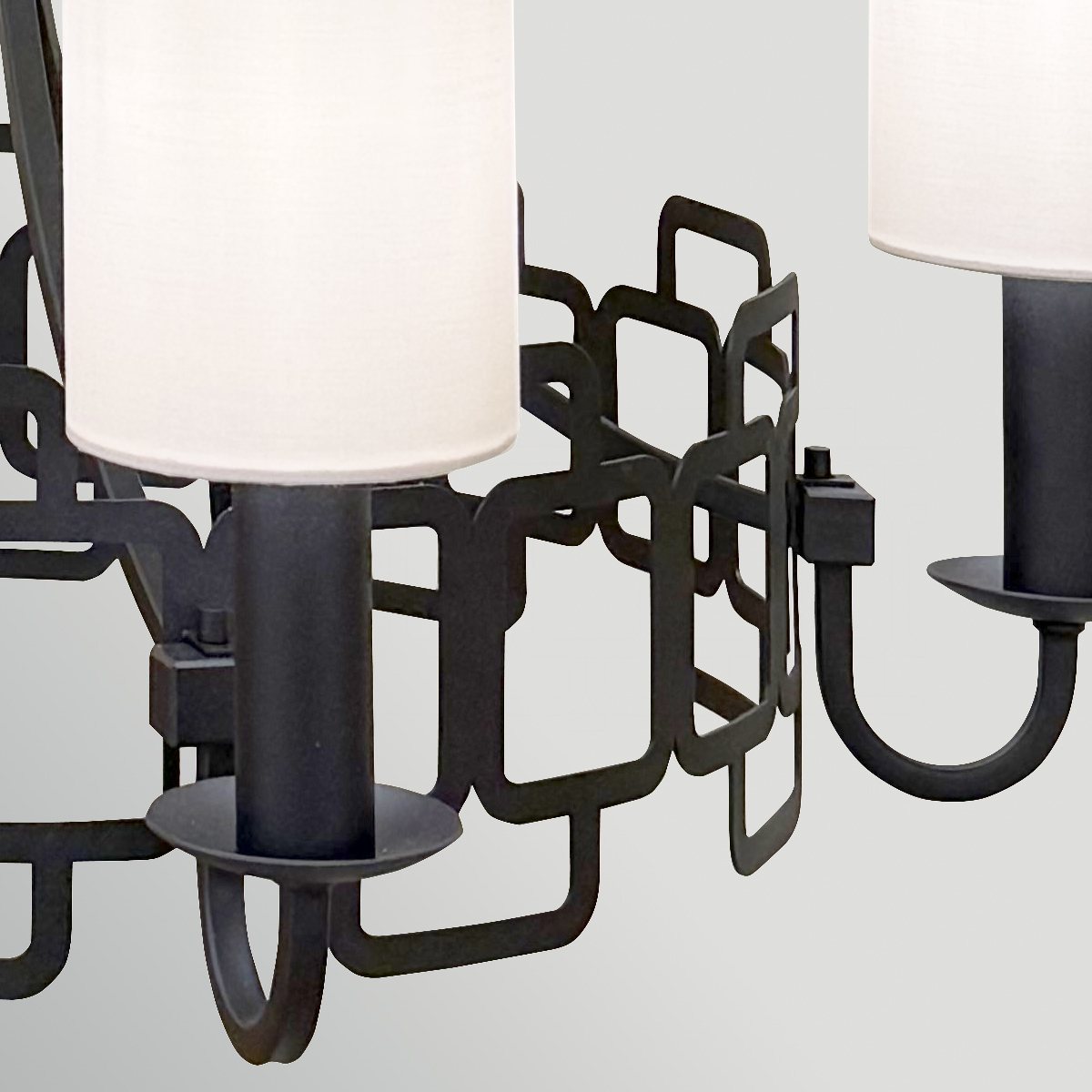 Sabina Ø72 Zwart hanglamp Van Elstead Lighting - De zwarte ketting versterkt de stijlvolle uitstraling van de kroonluchter en maakt van Sabina een prachtige blikvanger boven de eettafel of in de woonkamer.