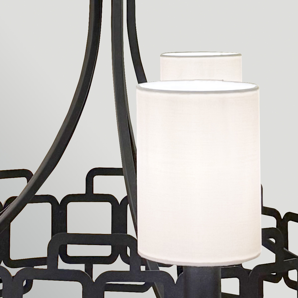 Sabina Ø72 Zwart hanglamp Van Elstead Lighting - De zwarte ketting versterkt de stijlvolle uitstraling van de kroonluchter en maakt van Sabina een prachtige blikvanger boven de eettafel of in de woonkamer.