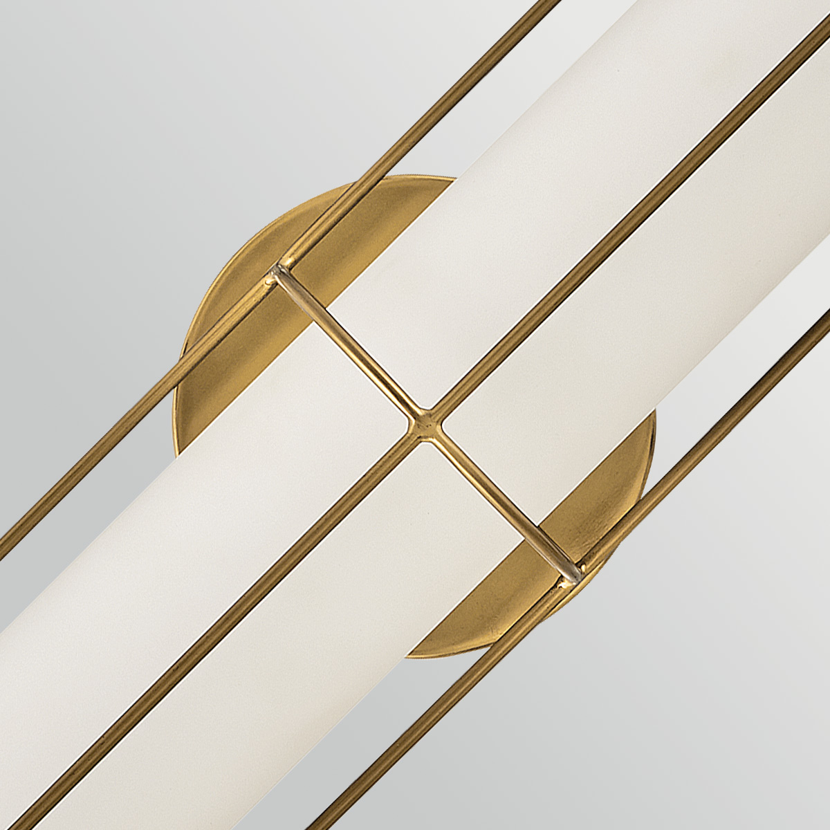 Saylor 60cm Messing badkamerlamp Van Elstead Lighting - De lamp is gemaakt van metaal met een warme messing afwerking en heeft een langwerpig opaalglas dat een gelijkmatig en fijn licht verspreidt.