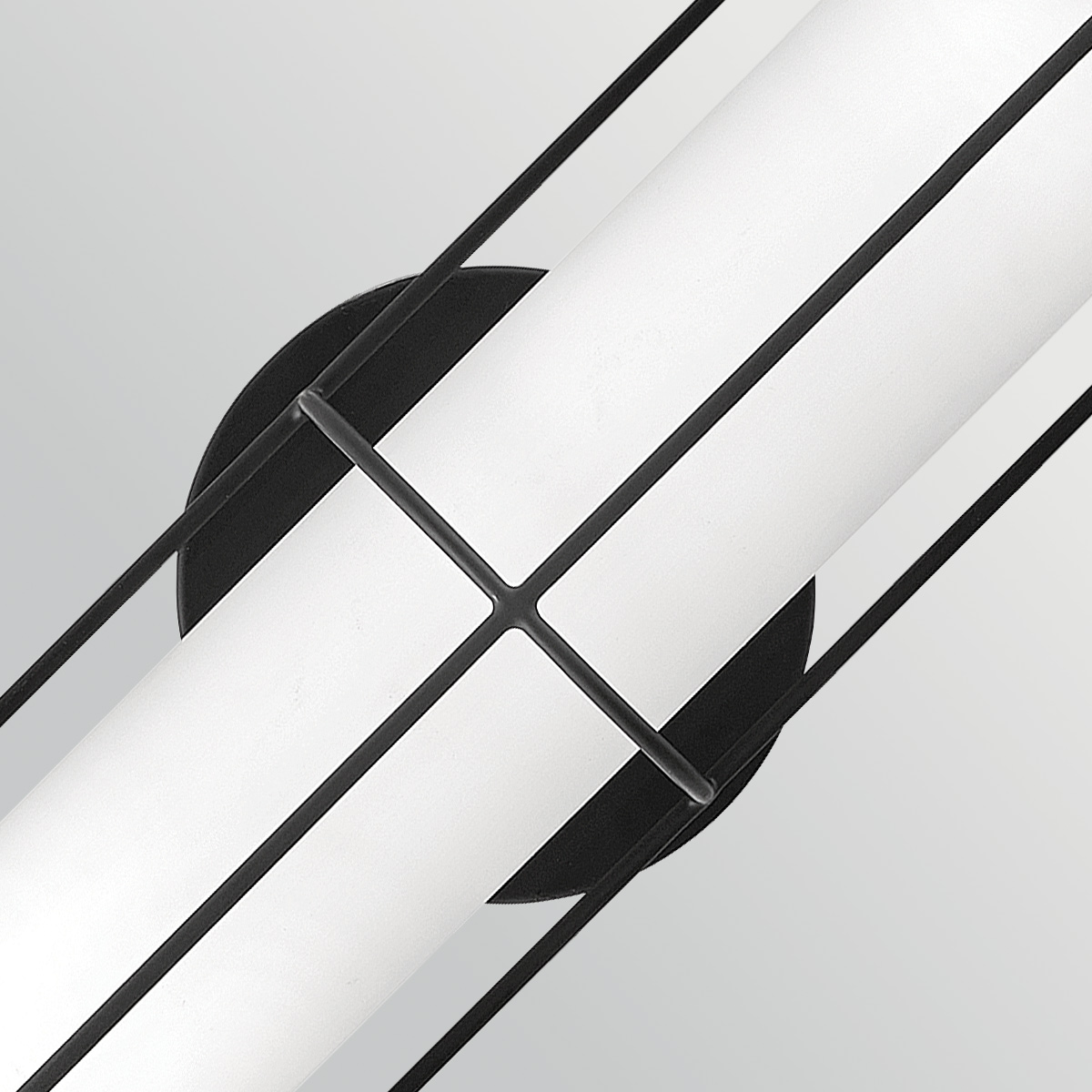 Saylor 43cm Zwart badkamerlamp Van Elstead Lighting - De lamp is gemaakt van metaal met een matzwarte afwerking en heeft een langwerpig opaalglas dat een gelijkmatig en fijn licht verspreidt.