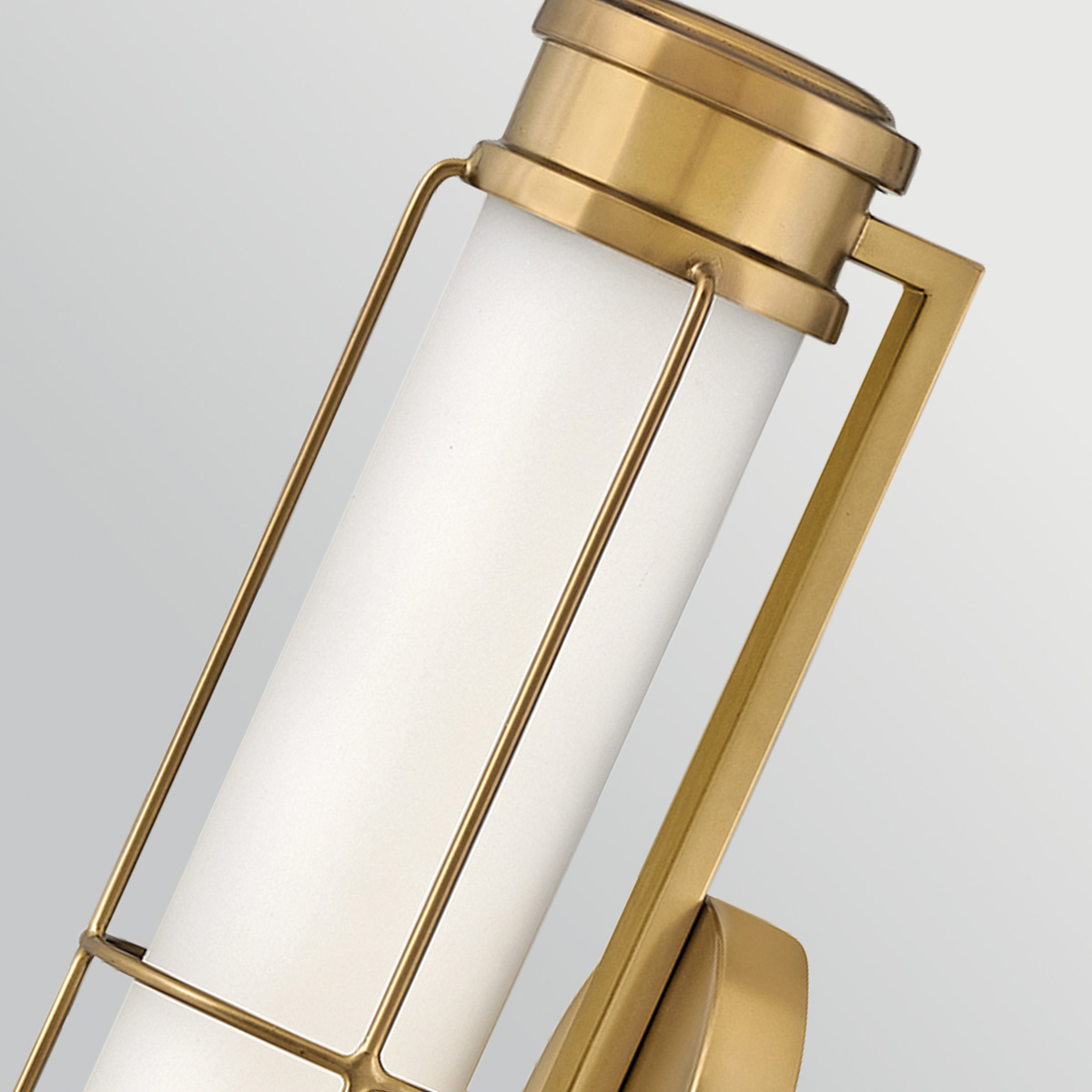 Saylor 43cm Messing badkamerlamp Van Elstead Lighting - De lamp is gemaakt van metaal met een warme messing afwerking en heeft een langwerpig opaalglas dat een gelijkmatig en fijn licht verspreidt.