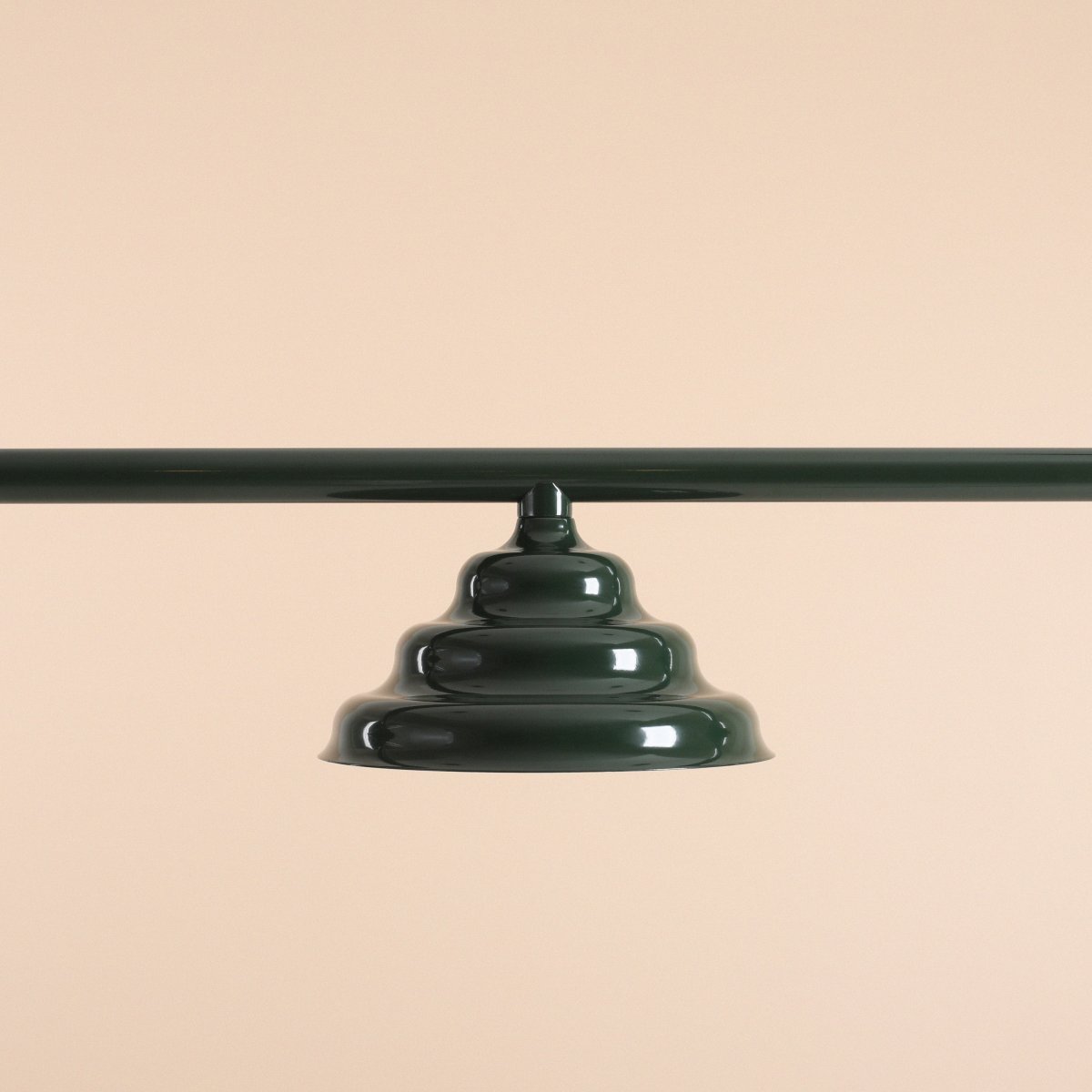 Wave 106cm Donkergroen hanglamp Van Artera - Wave is een moderne hanglamp met een retrodesign, waardoor het een veelzijdige lamp is die in elk huis past.