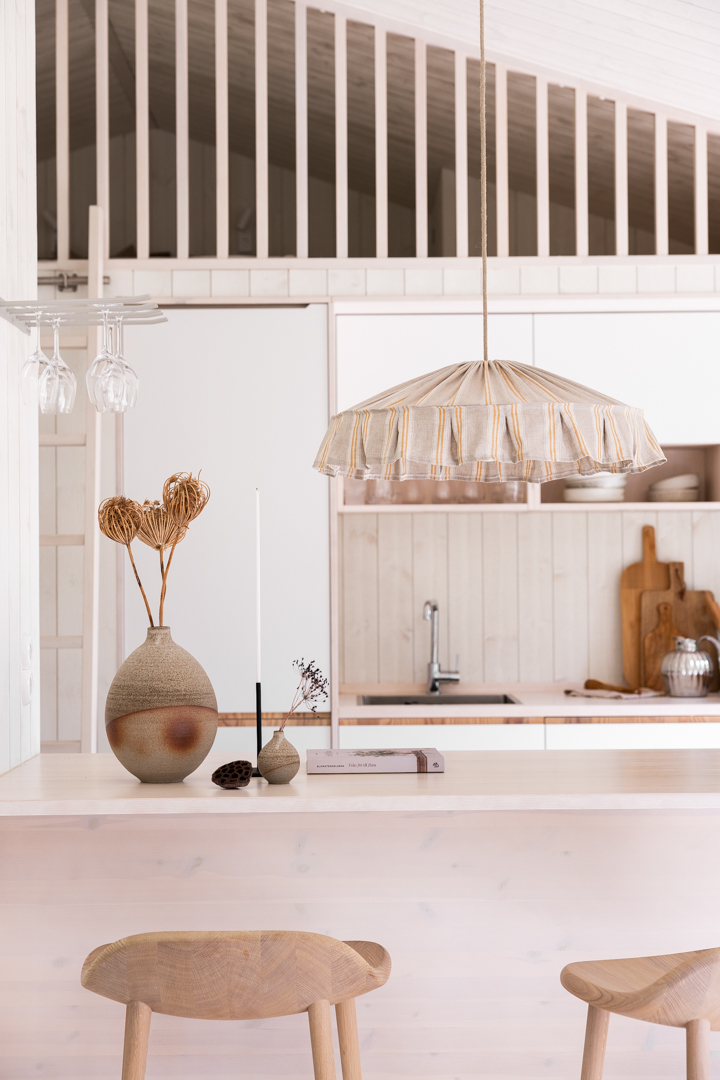 Vinga Lampenkap Excl. Ophanging Ø58 Natuur/geel hanglamp Van Alde & Lind - Vinga is een decoratieve plafondlampenkap gemaakt van 100% linnen met een prachtig gestreept patroon in honinggeel en natuurlijke tinten.