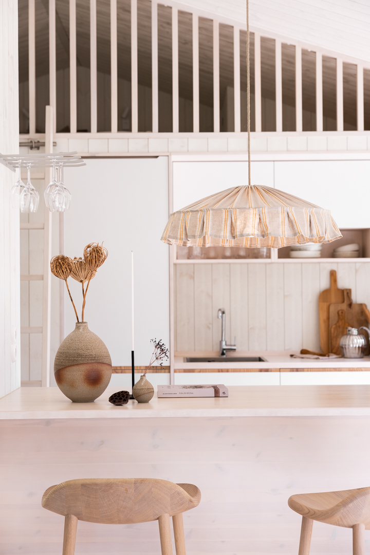 Vinga Lampenkap Excl. Ophanging Ø58 Natuur/geel hanglamp Van Alde & Lind - Vinga is een decoratieve plafondlampenkap gemaakt van 100% linnen met een prachtig gestreept patroon in honinggeel en natuurlijke tinten.