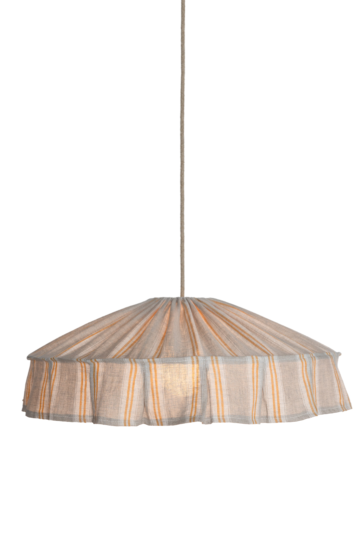 Vinga Lampenkap Excl. Ophanging Ø58 Natuur/geel hanglamp Van Alde & Lind - Vinga is een decoratieve plafondlampenkap gemaakt van 100% linnen met een prachtig gestreept patroon in honinggeel en natuurlijke tinten.