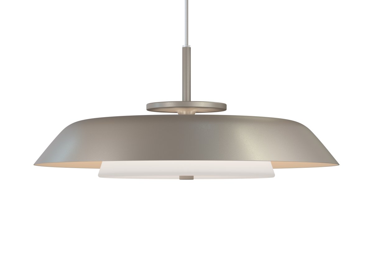 Horisont Ø43 Champagne hanglamp Van Belid - Deze lamp is ontworpen met inspiratie en verankering in zowel de geschiedenis van Belid als de ligging aan de kust van Varberg, en kenmerkt zich door een contrasterend en evenwichtig design.