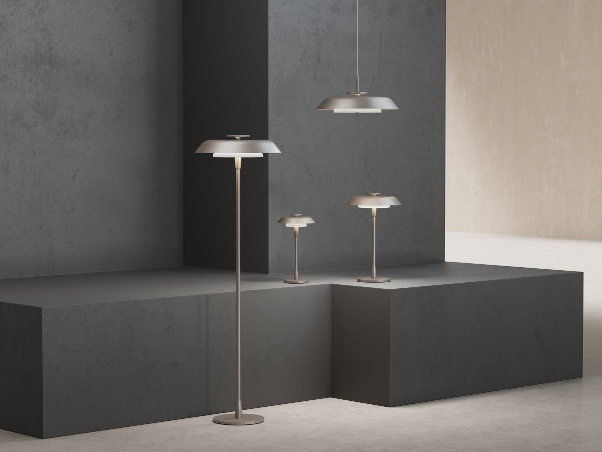 Horisont Ø43 Champagne hanglamp Van Belid - Deze lamp is ontworpen met inspiratie en verankering in zowel de geschiedenis van Belid als de ligging aan de kust van Varberg, en kenmerkt zich door een contrasterend en evenwichtig design.