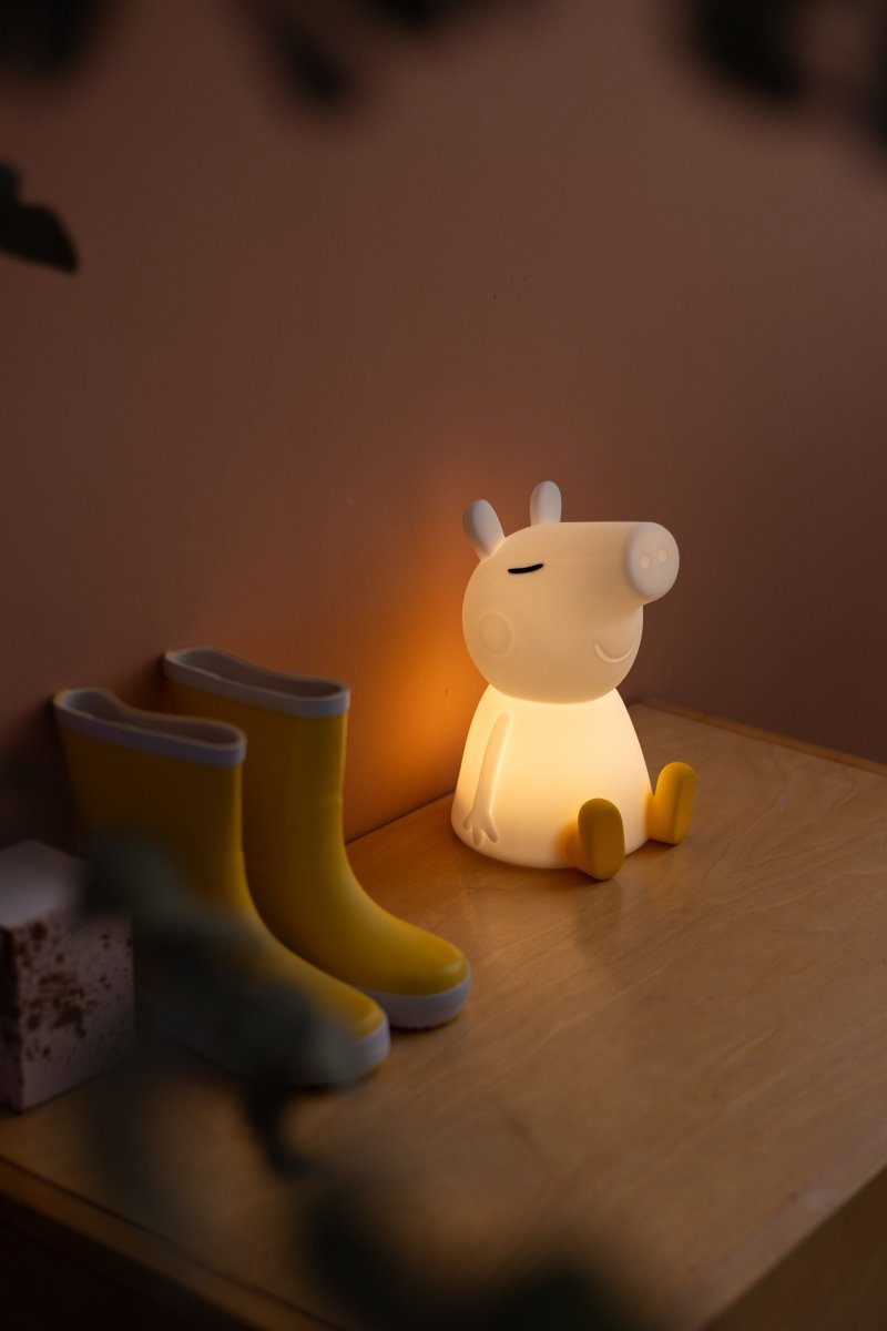 Peppa Pig First Light Wit kinderlamp Van Mr Maria - Het ontwerp van Peppa Pig komt uit de sprookjeswereld van de kleine Greta Pig, een vrolijk varkentje dat graag verkleedt, speelt en vooral springt in modderplassen.