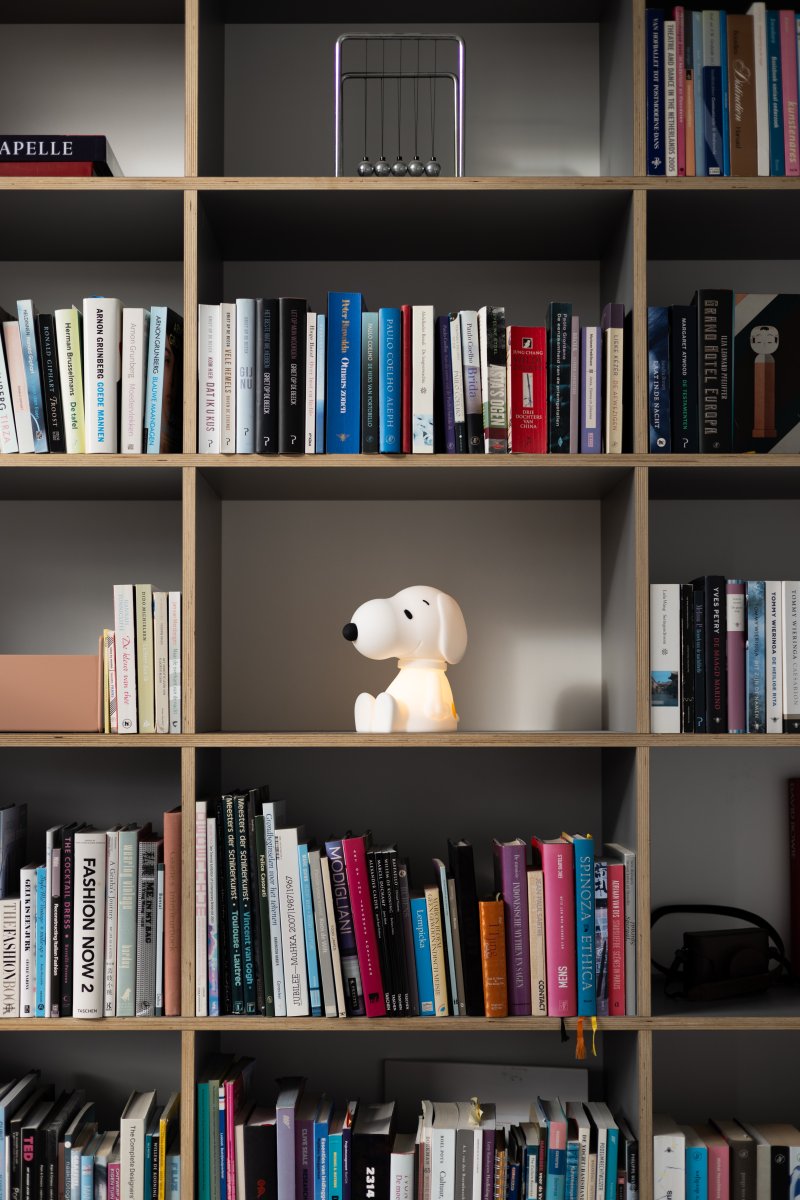 Snoopy First Light Wit kinderlamp Van Mr Maria - Mr Maria's Snoopy is een icoon van groot dromen en het goed doen.