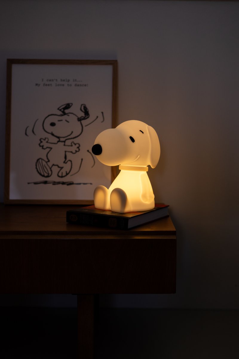 Snoopy First Light Wit kinderlamp Van Mr Maria - Mr Maria's Snoopy is een icoon van groot dromen en het goed doen.