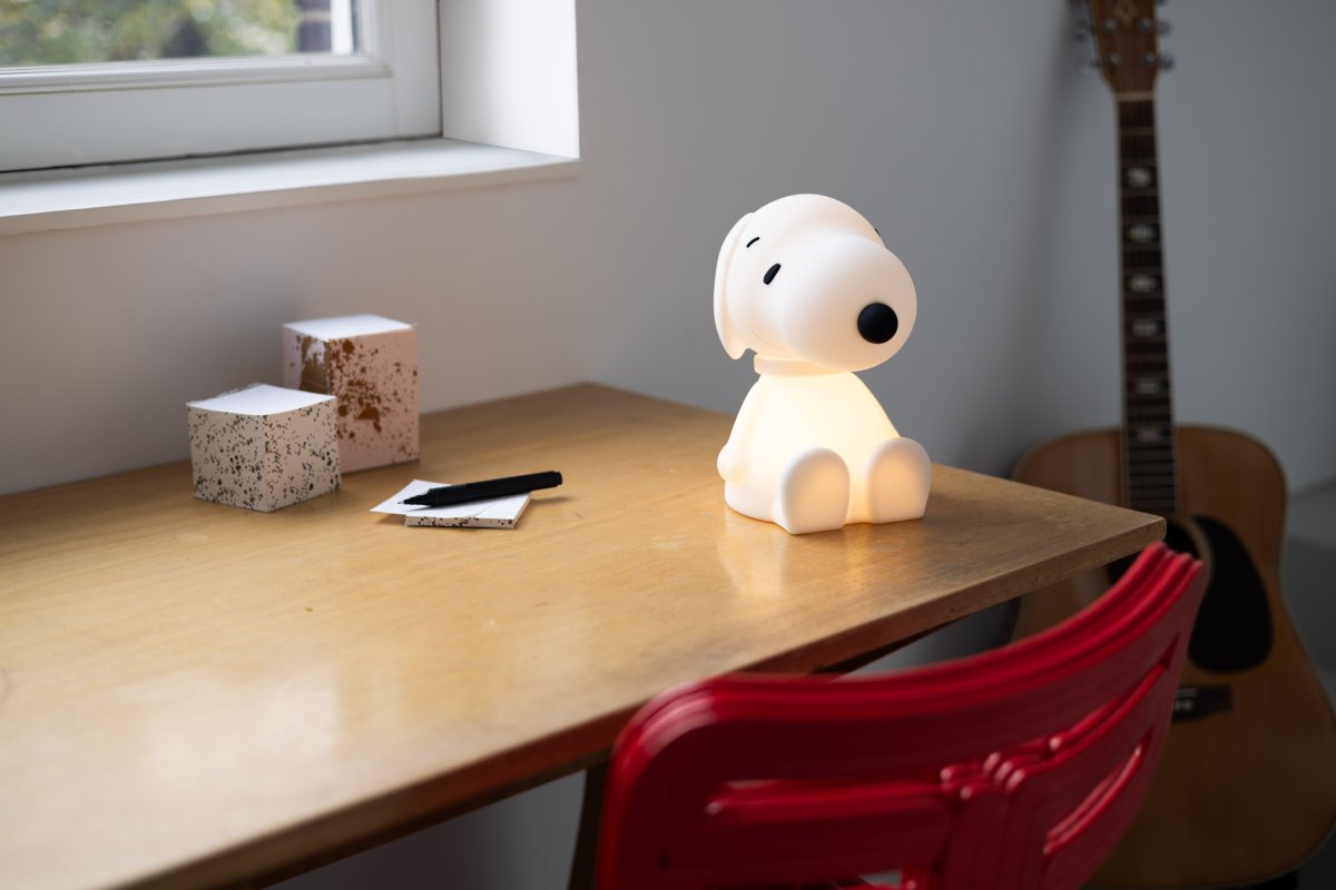 Snoopy First Light Wit kinderlamp Van Mr Maria - Mr Maria's Snoopy is een icoon van groot dromen en het goed doen.