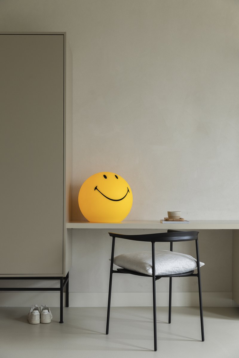 Smiley High Light Geel kinderlamp Van Mr Maria - Smiley verlicht de kamer met een warme gloed en lacht naar je als je de kamer binnenkomt.
