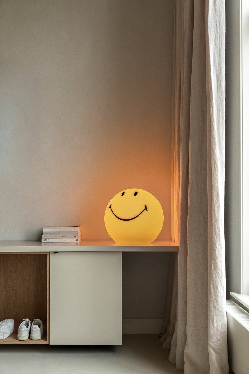 Smiley High Light Geel kinderlamp Van Mr Maria - Smiley verlicht de kamer met een warme gloed en lacht naar je als je de kamer binnenkomt.