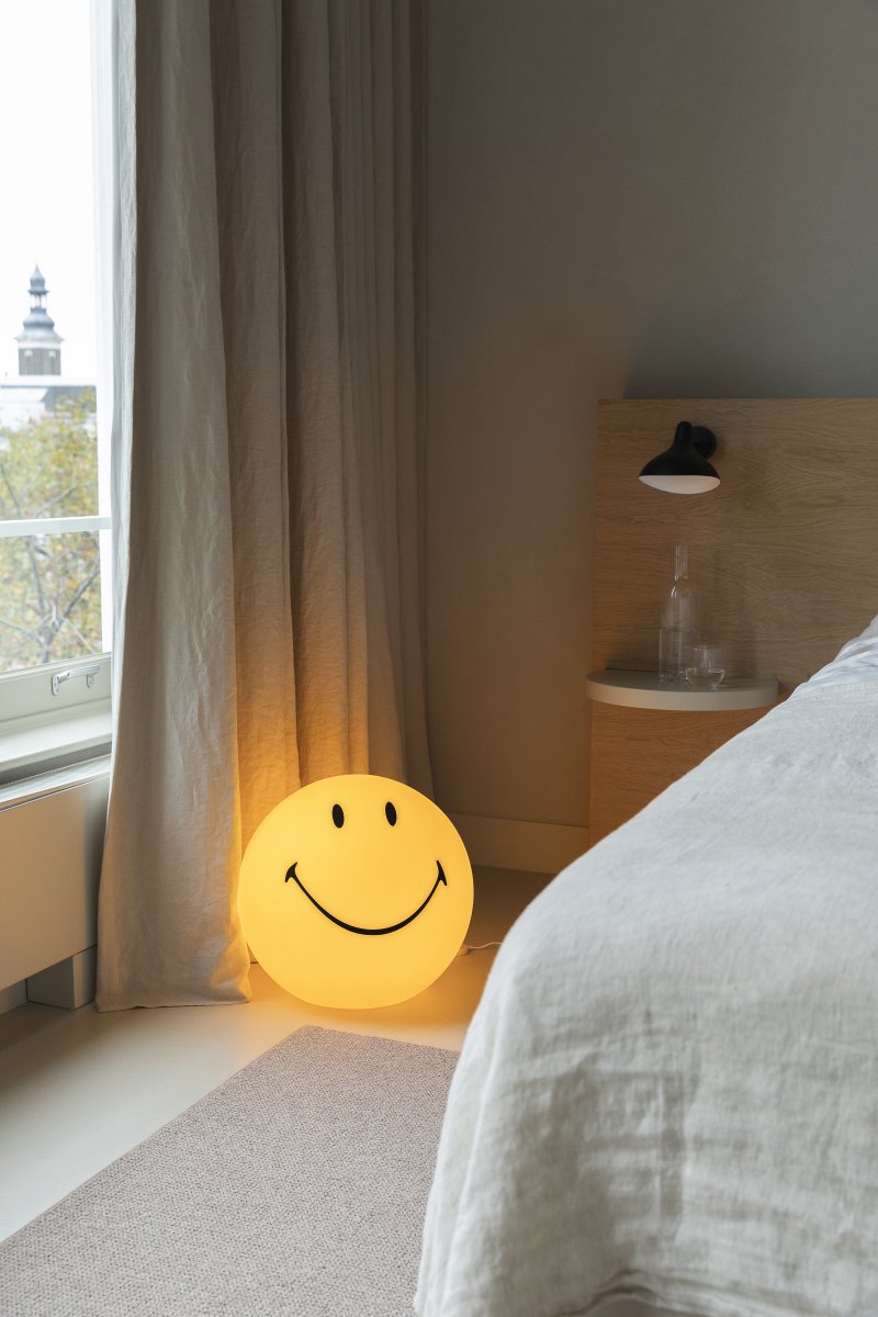 Smiley High Light Geel kinderlamp Van Mr Maria - Smiley verlicht de kamer met een warme gloed en lacht naar je als je de kamer binnenkomt.
