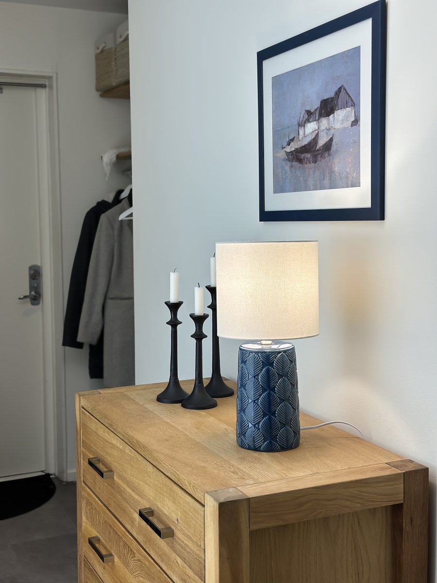 Bodil 47cm Blauw tafellamp Van Aneta Lighting - Bodil is een lamp die met zijn crèmewitte kap niet alleen voor aangenaam licht zorgt, maar ook.