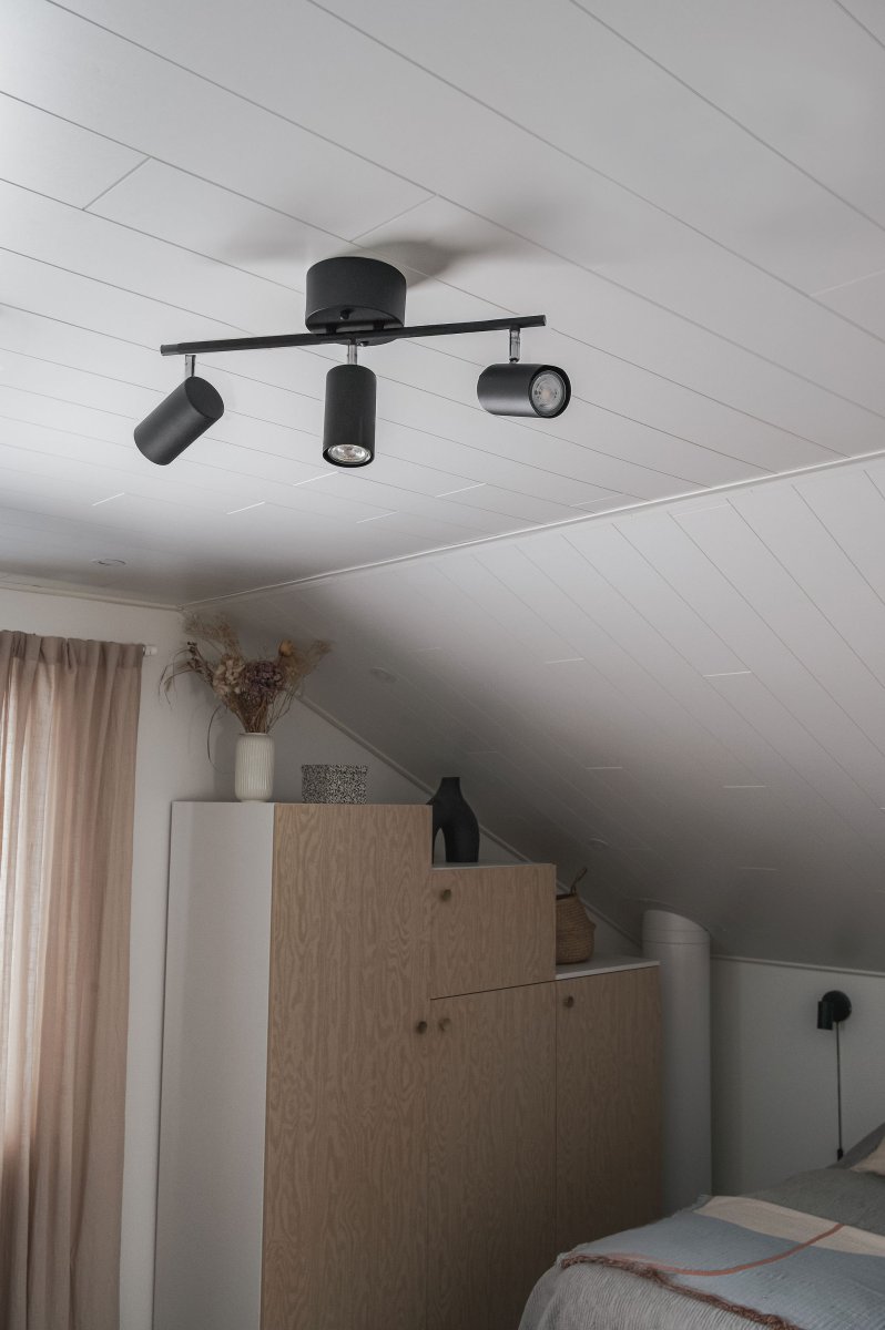 Marlina 3 Zwart spot Van Trio Lighting - De moderne plafondlamp MARLEY met 3 lampen biedt persoonlijke verlichting in de woonkamer of hal.
