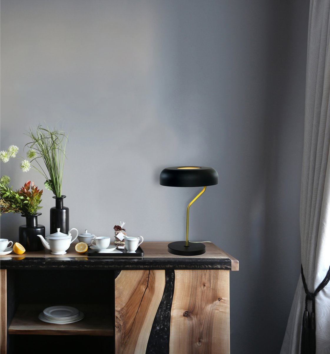 Bremen 44cm Zwart/messing tafellamp Van Aneta Lighting - De lamp geeft een goede lichtval, terwijl een matte schijf aan de bovenzijde een zacht en gefilterd licht doorlaat.