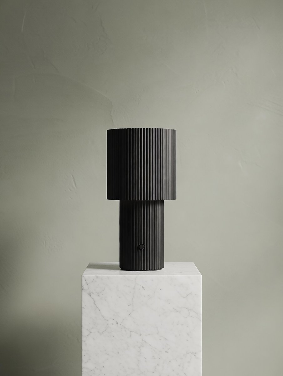 Iluma 22cm Zwart Draagbare Van Herstal - Iluma heeft een ge&iuml;ntegreerde LED met een warm wit licht van 2700K en een lichtopbrengst van 60 lumen.