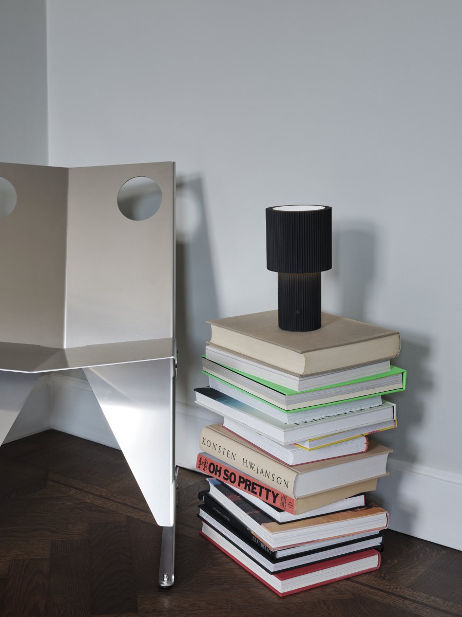 Iluma 22cm Zwart Draagbare Van Herstal - Iluma heeft een ge&iuml;ntegreerde LED met een warm wit licht van 2700K en een lichtopbrengst van 60 lumen.