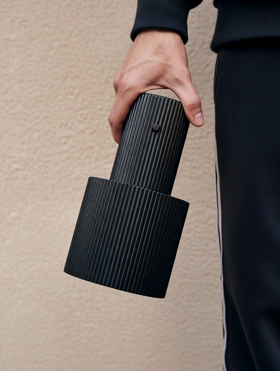 Iluma 22cm Zwart Draagbare Van Herstal - Iluma heeft een ge&iuml;ntegreerde LED met een warm wit licht van 2700K en een lichtopbrengst van 60 lumen.