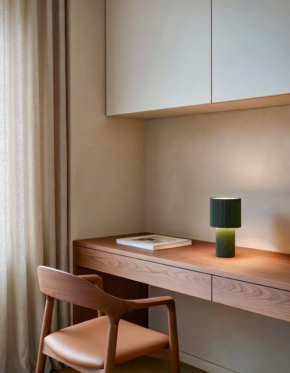 Iluma 22cm Olijfgroen Draagbare Van Herstal - Iluma heeft een ge&iuml;ntegreerde LED met een warm wit licht van 2700K en een lichtopbrengst van 60 lumen.