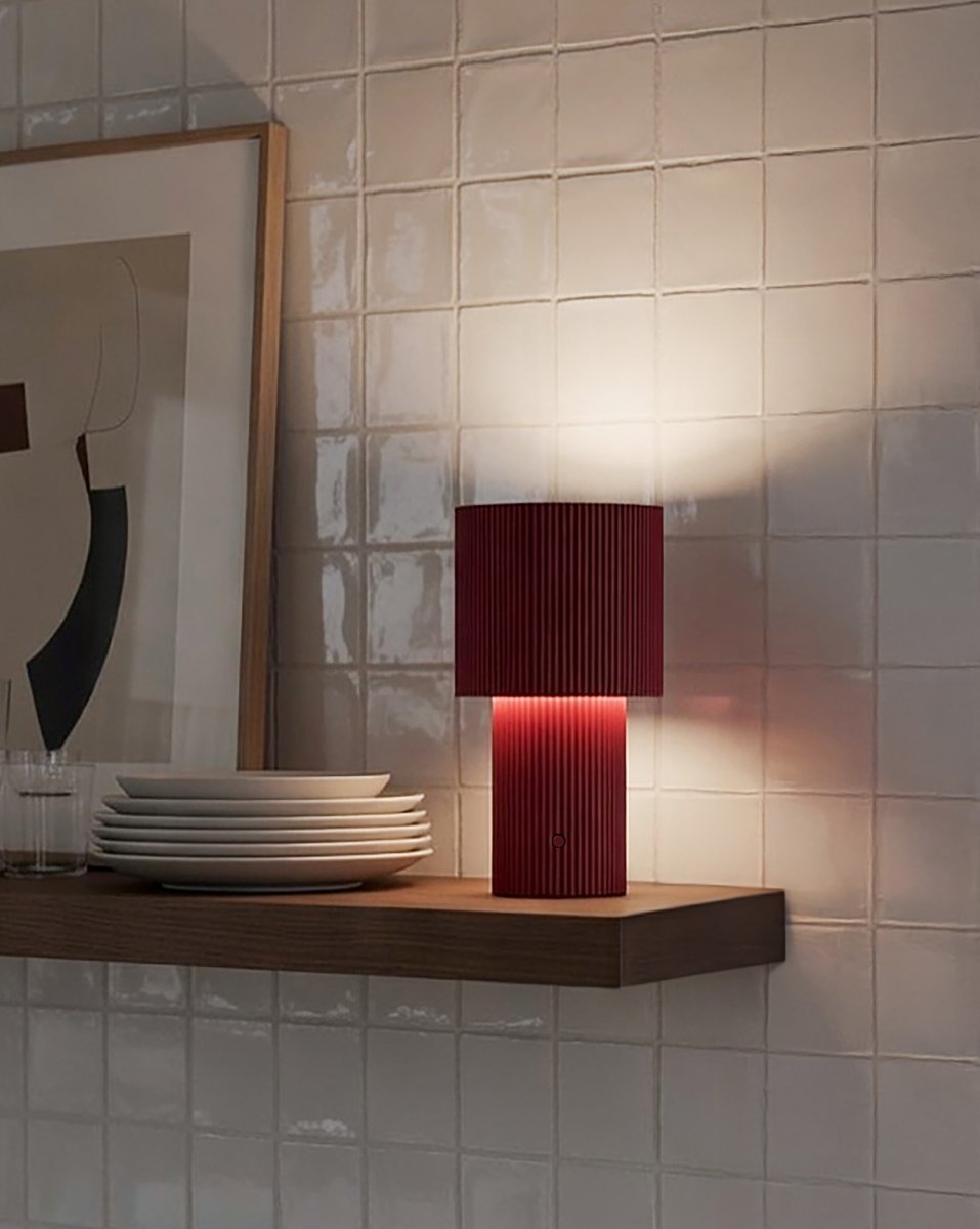 Iluma 22cm ROOD Draagbare Van Herstal - Iluma heeft een ge&iuml;ntegreerde LED met een warm wit licht van 2700K en een lichtopbrengst van 60 lumen.
