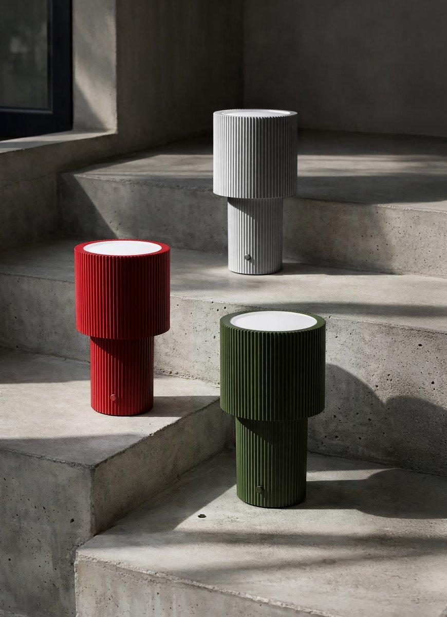 Iluma 22cm ROOD Draagbare Van Herstal - Iluma heeft een ge&iuml;ntegreerde LED met een warm wit licht van 2700K en een lichtopbrengst van 60 lumen.