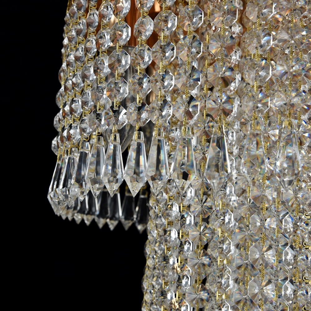 Cascade Ø42 Goud kristal Van Maytoni - De decoratieve prisma's hangen op verschillende niveaus en omarmen de lichtbronnen, waardoor een stralend lichtspel en een exclusieve uitstraling ontstaat.