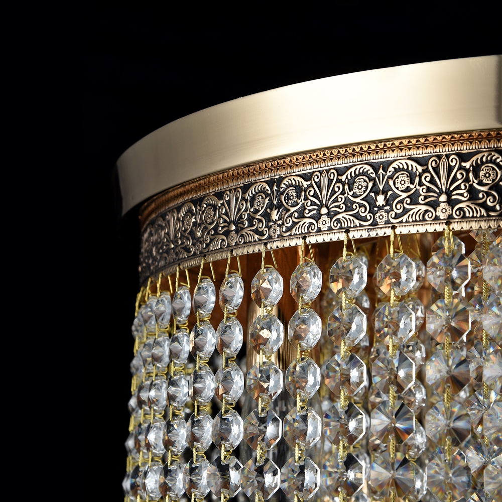 Cascade Ø42 Goud kristal Van Maytoni - De decoratieve prisma's hangen op verschillende niveaus en omarmen de lichtbronnen, waardoor een stralend lichtspel en een exclusieve uitstraling ontstaat.