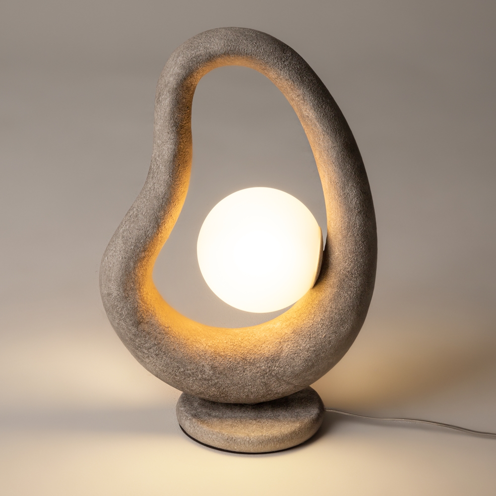 Opus 38cm Grijs tafellamp Van Maytoni - De witte glazen kap verspreidt een zacht en aangenaam licht dat een harmonieuze sfeer in de kamer cre&euml;ert.
