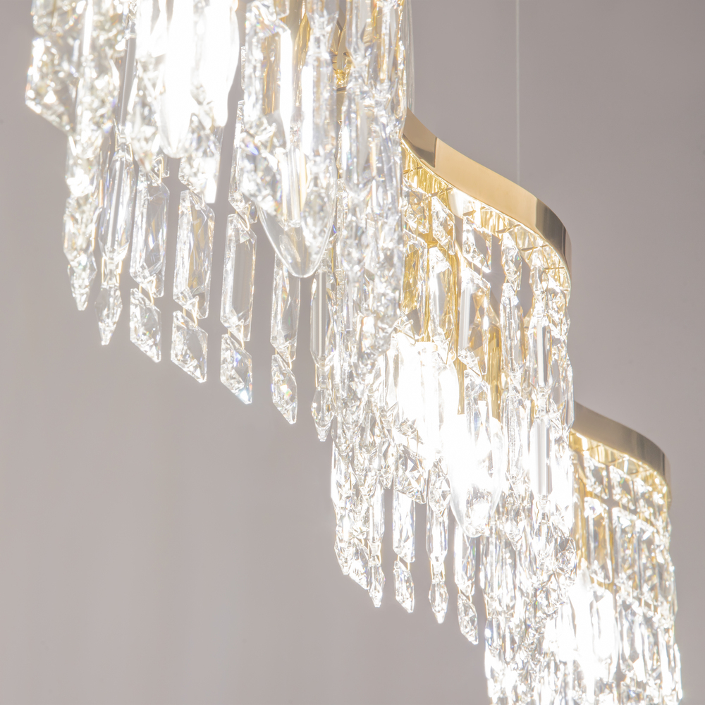 Dune 93cm Goud kristal Van Maytoni - Ideaal voor boven de eettafel of het aanrecht in de keuken, voor een verfijnd en stralend interieurdetail.