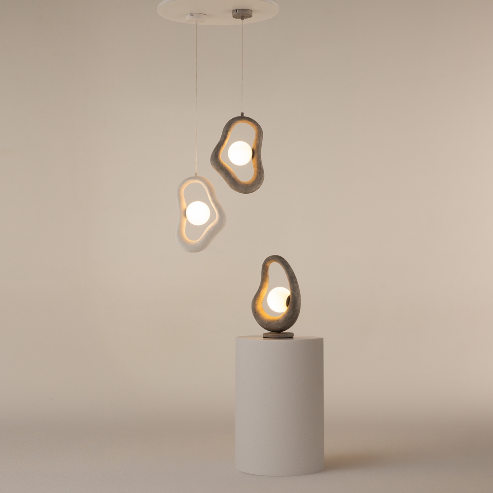 Opus 38cm Grijs tafellamp Van Maytoni - De witte glazen kap verspreidt een zacht en aangenaam licht dat een harmonieuze sfeer in de kamer cre&euml;ert.
