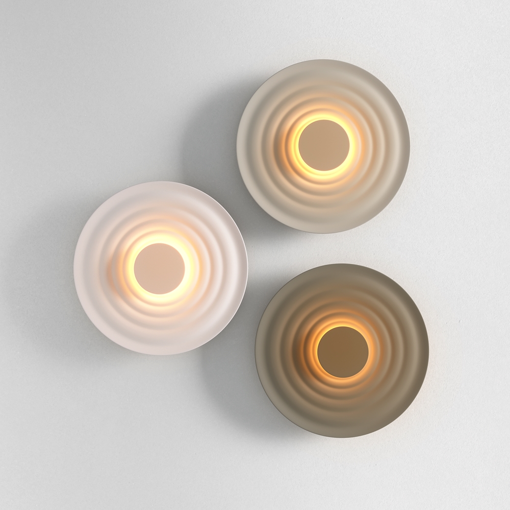 Nami Ø40 Grijs wandlamp Van Maytoni - Gemaakt van metaal met een elegante grijze afwerking, cre&euml;ert hij een stijlvolle uitstraling die zowel in de hal als in de woonkamer of keuken past.